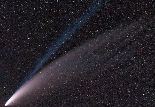 Comet 2020 F3 (NEOWISE) on Jul 14 2020 by SimgDe, CC BY-SA 4.0, via Wikimedia Commons.