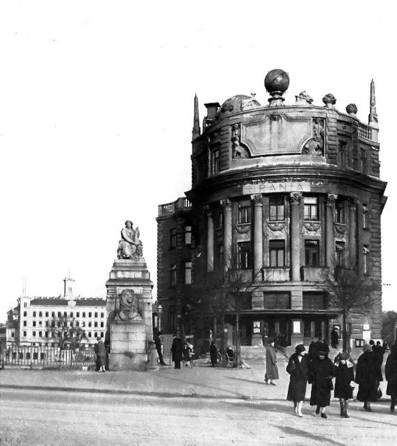 Urania in Vienna, 1910. West side main entrance.

OENB, Public domain, via Wikimedia Commons.