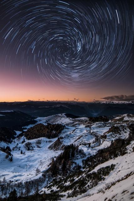 Time-lapsed photograph of the sky and landscape.

Alba Riverio Iraola, CC BY-SA 4.0, via Wikimedia Commons.