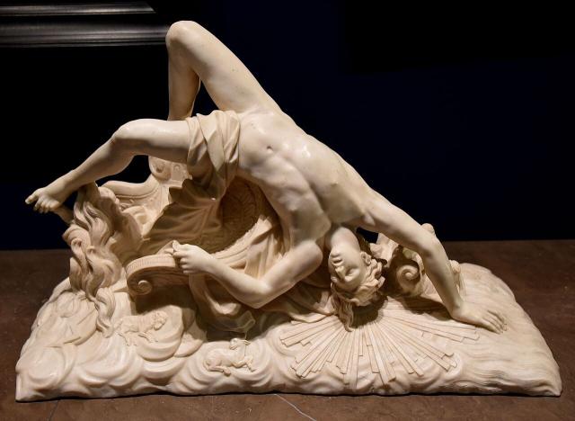 "The Fall of Phaeton" marble statue by Dominique Lefevre (~1700-1711). 

Osama Shukir Muhammed Amin FRCP(Glasg), CC BY-SA 4.0, attraverso Wikimedia Commons.