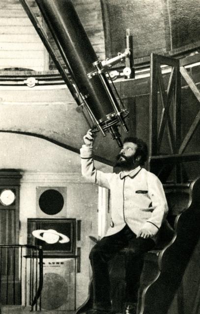 Camille Flammarion looking through his Equatorial at the Observatory of Juvisy.

Bibliothèque de l'Observatoire de Paris Inv.I.1683, CC BY-NC 4.0 via https://cosmos.obspm.fr/index.php/Detail/objects/32627