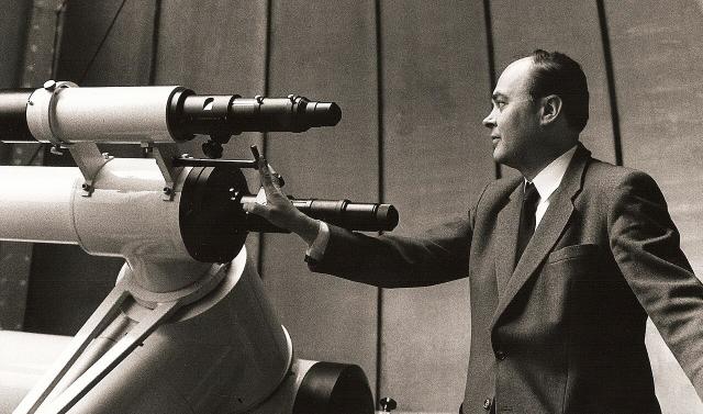 Hermann Mucke standing with the Telescope in the Urania Observatory in Vienna, Austria (1981).

Hans Bernhard (Schnobby), CC BY-SA 3.0, via Wikimedia Commons.