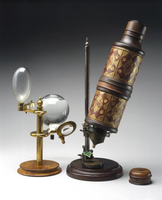 Robert Hooke type microscope with a reconstruction of the lamp, objective and black glass plate with sections of cork (1675).

Science Museum Group, CC BY-NC-SA 4.0 via Reconstruction of lamp. 1965-460 Science Museum Group Collection Online. https://collection.sciencemuseumgroup.org.uk/objects/co8483/reconstruction-of-lamp-lamp