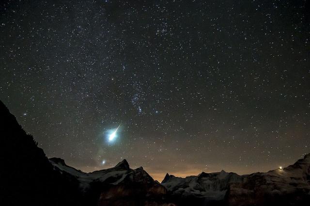 Meteor over Schreckhorn by Lenn Verjans, CC BY-SA 4.0, via Wikimedia Commons.