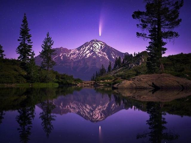 Comet Neowise over Mt. Shasta.

Volker Toensing, Public domain via Flickr: https://flic.kr/p/2jmRowQ