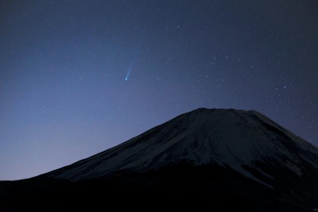 Comet C/2012 S1 (ISON) over Mt. Fuji on November 16, 2013.

Noriaki Tanaka, CC BY 2.0, via Flickr: https://flic.kr/p/hz8PuK