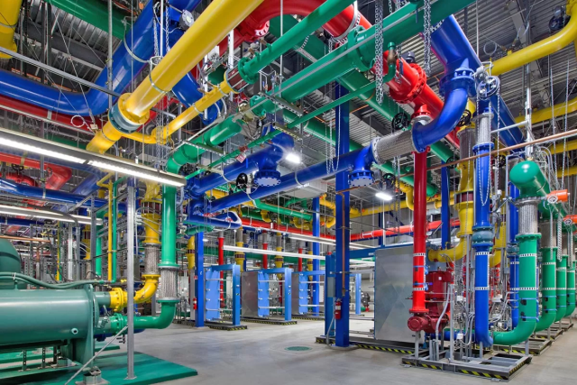 Un espacio enorme lleno de tuberías y caños de colores: azul, rojo, verde y amarillo. Es el Data Center de Google en Dallas.