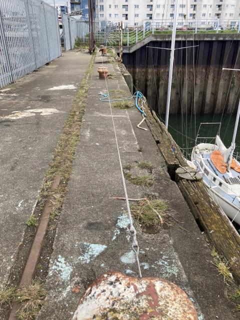 Forestay strung between two bollards with 4x lashing, 2x bend and block and tackle.