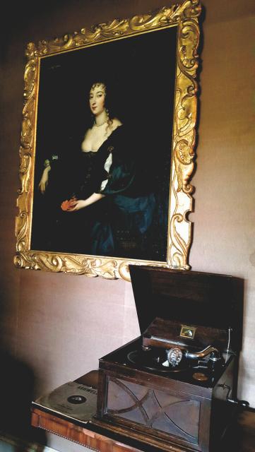 Portrait painting an dold gramophone.