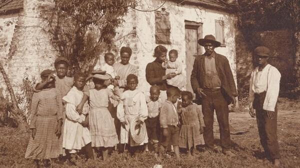 B/w photo of freed enslaved black Americans.