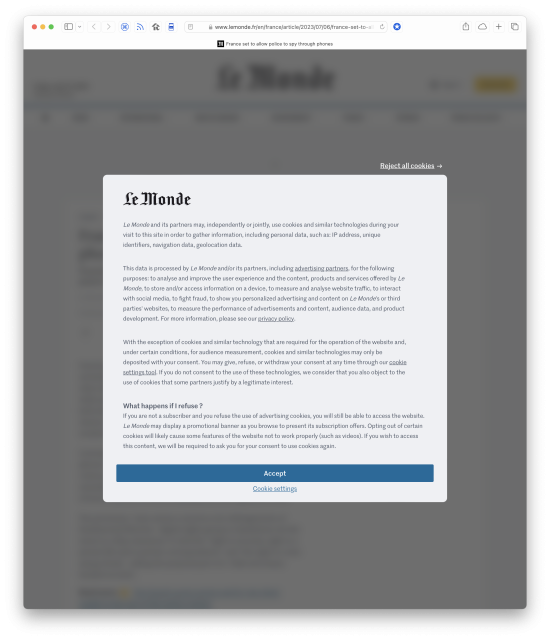 Screenshot of an article from Le Monde, with a full-window cookie notice blocking the entire article.