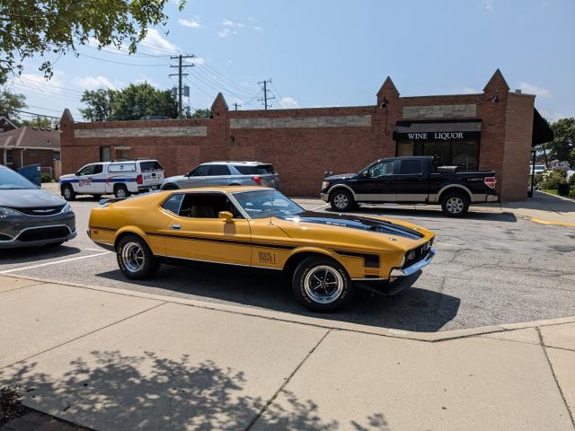 1971 yellow and black mustang Mach 1