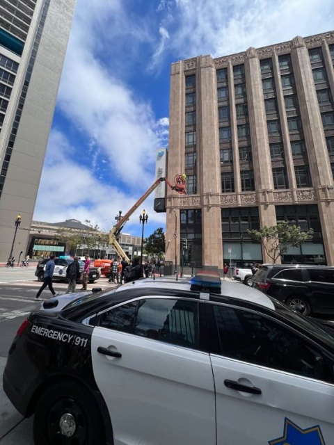 Pic of twitter Hq with sign coming down 