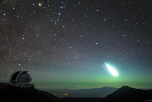 "Fireball over Maunakea in 2006."

International Gemini Observatory/NOIRLab/NSF/AURA, CC BY 4.0, via Wikimedia Commons.