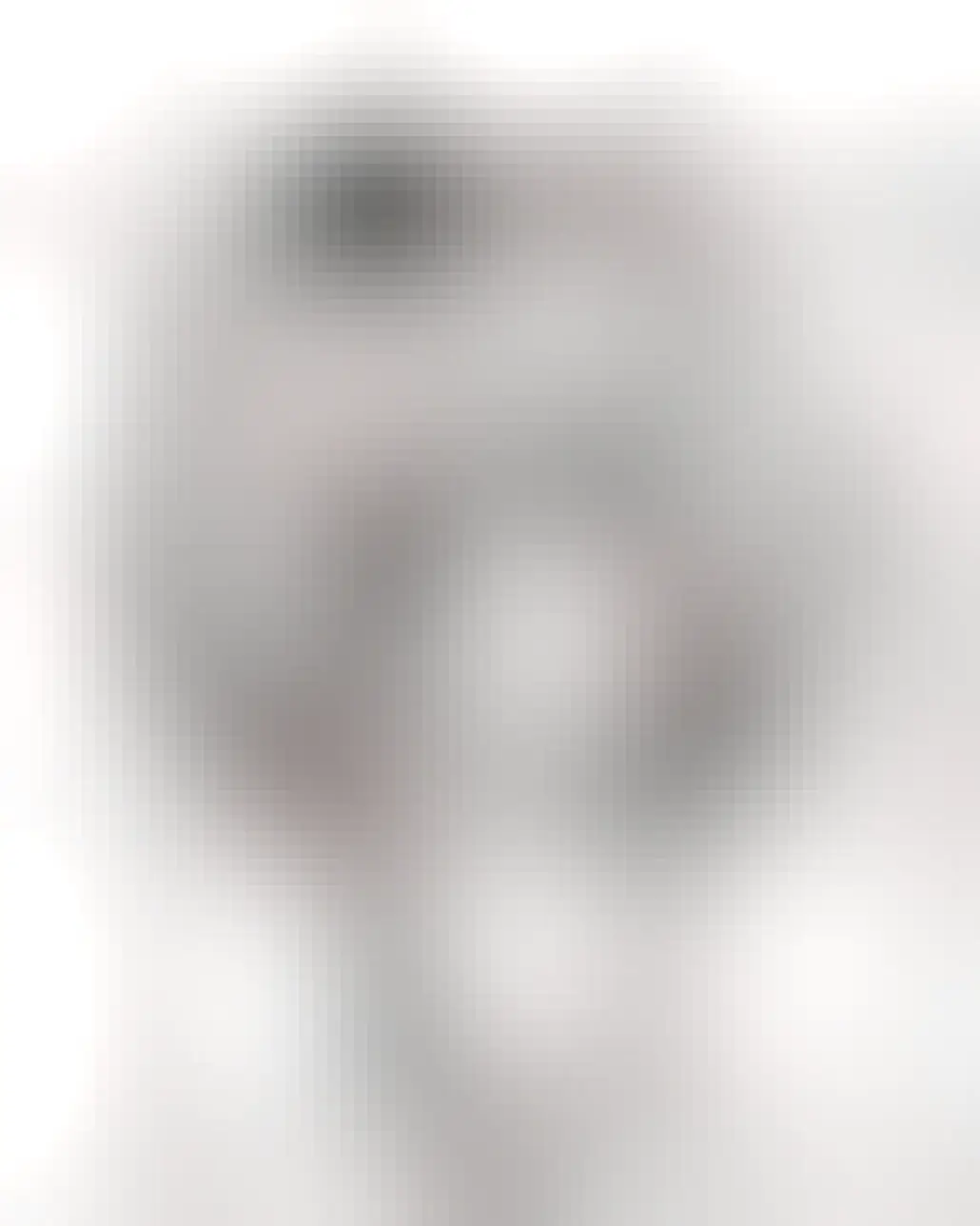 meuf apoil devant une truc rond plein de stries spiralesques