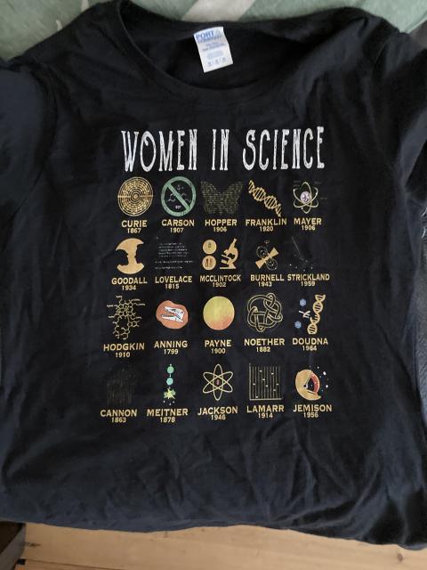 Shirt with the names of many female scientists next to little pictures related to their researches.