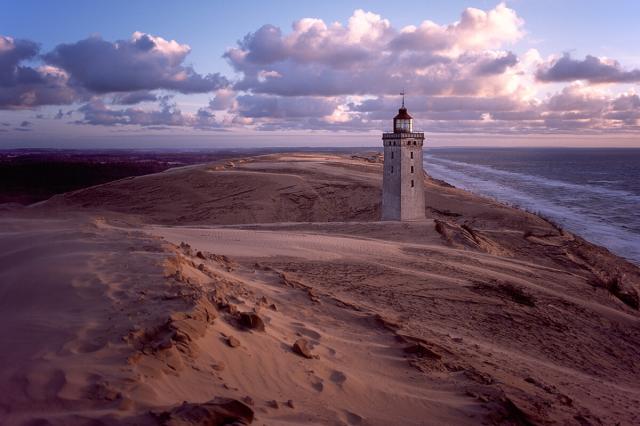 Leuchtturm auf einer Sanddüne an der Nordseeküste Dänemarks