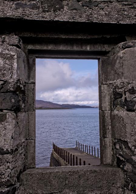 Sealladh air an t-seana chidhe aig Creiginis bho uinneag oifis nan ticeardan, mar a bha.