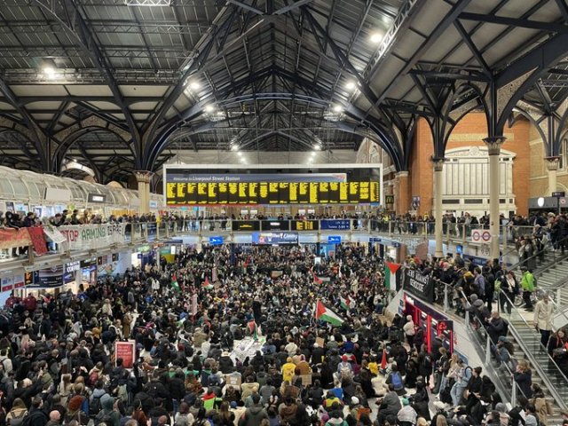 A picture of the concourse at Liverpool Street station in London this evening, where hundreds of people have held a sit in calling for a ceasefire in solidarity with the people of Palestine, 