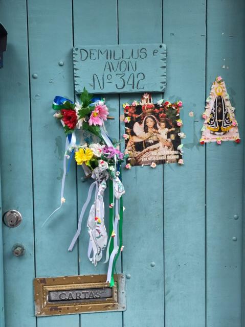 Porte bleue en flânant dans Santa Teresa, Rio, 4 novembre 2023, Bagolina, CC-O