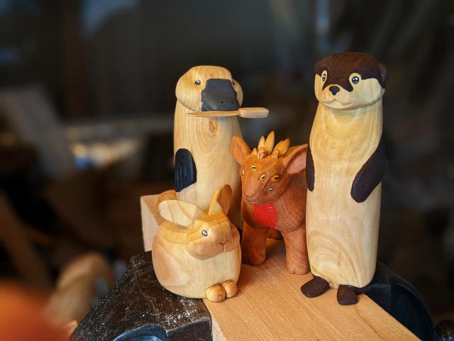 Sculptures sur bois : Lapin dodu, Ornythorinque avec un couteau dans le bec, Agneau immolé de l'apocalypse et Loutre