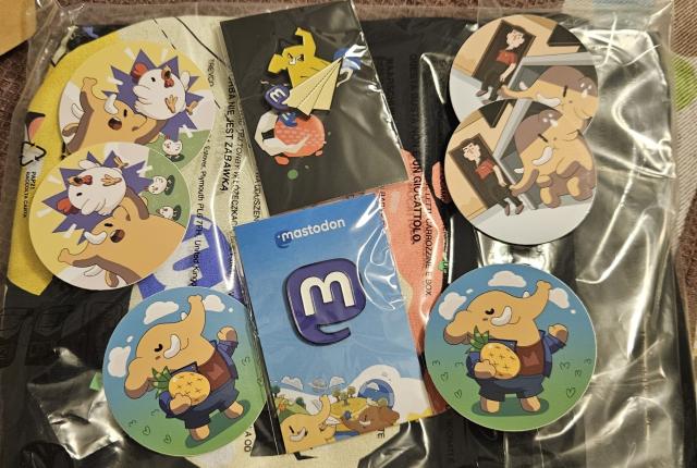 Mastodon merchandising: binilozko pegata batzuk, txapak eta kamiseta :)