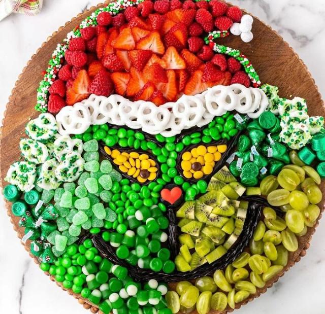 Grinch snack tray