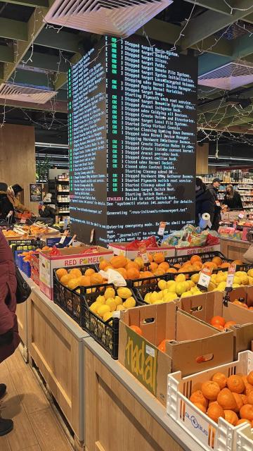 Ein Werbe-Terminal in einem Supermarkt ueigt den Boot-Screen der bei switch Root gestoppt hat.