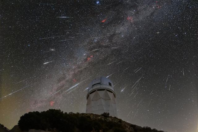 The Geminid Meteor "Swarm" (l'Essaim des Géminides) over Kitt Peak (2023).
KPNO/NOIRLab/NSF/AURA/R. Sparks (NSF’s NOIRLab), CC BY 4.0, via Wikimedia Commons.