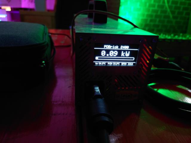View of the OLED screen in action at the Geekend Aalen '23.
It mainly shows (a rough approximation) of the overall power draw and some internal stats.