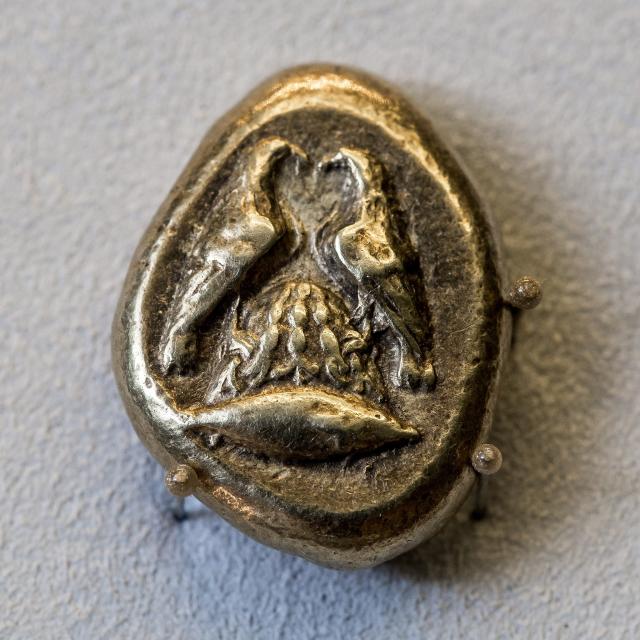 Two eagles on the omphalos. ArchaiOptix, CC BY-SA 4.0, via Wikimedia Commons.