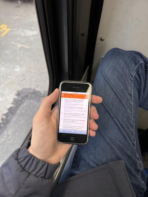 browsing hacker news on an iphone 2g on the bus