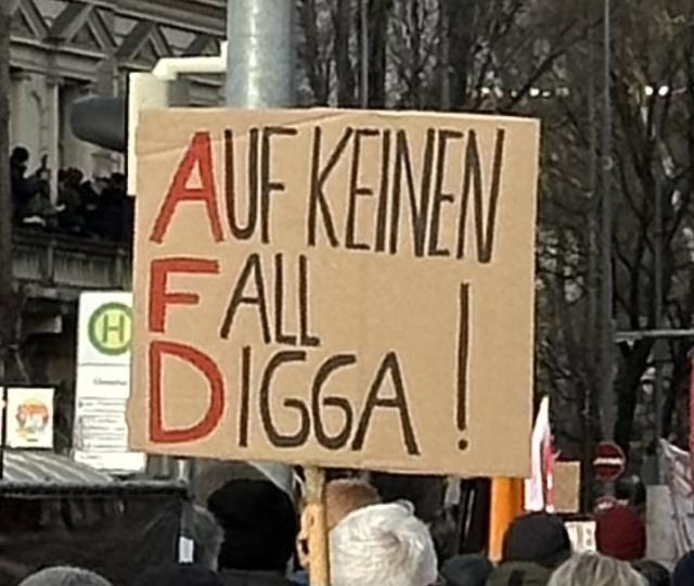 Ein Bild eines Protestschildes, auf dem in handgeschriebenen Buchstaben "AUF KEINEN FALL DIGGA!“ steht