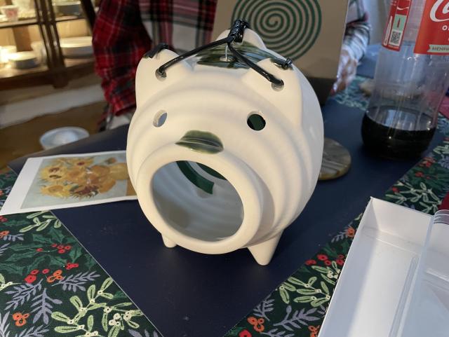 A ceramic pig whose purpose is to hold the spiral coil against mosquitos (katoributa). 