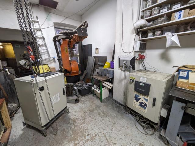 photo of the warsaw hackerspace workshop, the metalworking corner. among the things visible are:
- a kuka kr200 industrial robot.
- two control cabinets for the robot, old and new (both are actually from 1996).