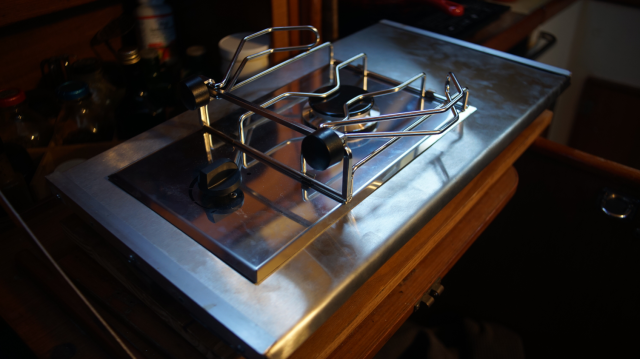 A one stove burner installed in the whole of the counter top.