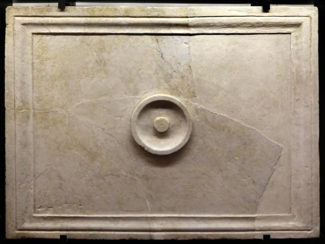 "Lastra con patera, dall'augusteo di ferento."

Sailko, CC BY 3.0, via Wikimedia Commons.