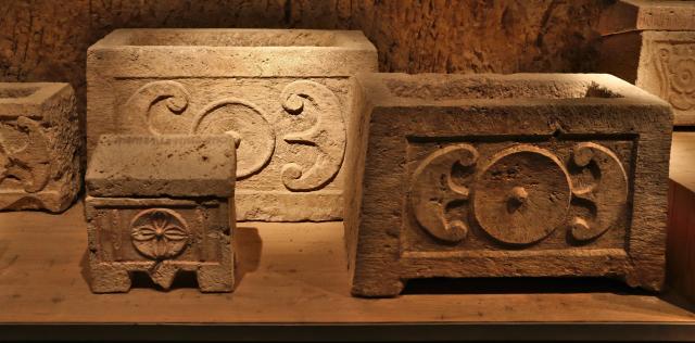 "Urnette della collezione bargagli petrucci."

Sailko, CC BY 3.0, via Wikimedia Commons. Color edits.