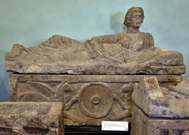 "Sarcofago femminile con due grifi ai lati di una patera."

Sailko, CC BY 3.0, via Wikimedia Commons. Color edits.