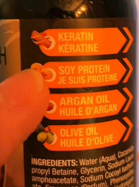 Picture of a label with ingredients that has clearly been translated using machine translation: "soy protein" has been translated as "je suis proteine" 