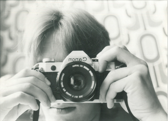 Schwarz-weiß Foto, Selbstportrait im Spiegel mit Canon AE-1, 1977.
