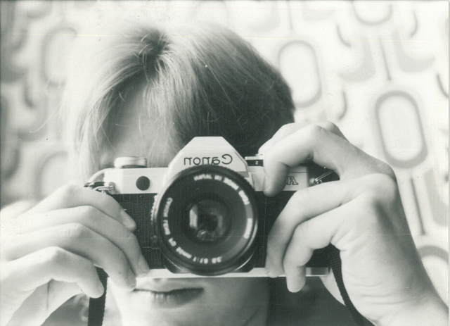 Schwarz-weiß Foto, Selbstportrait im Spiegel mit Canon AE-1, 1977.