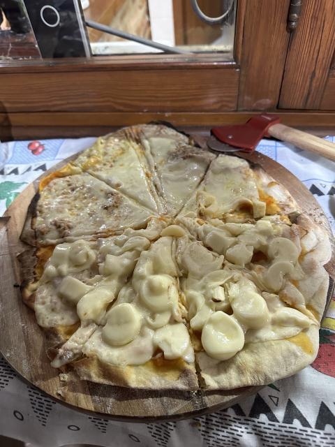 Ready homemade pizza
1/2 palm heart and cheese 
1/2 cheese