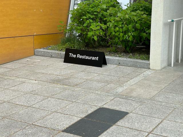 A sign saying „The Restaurant“