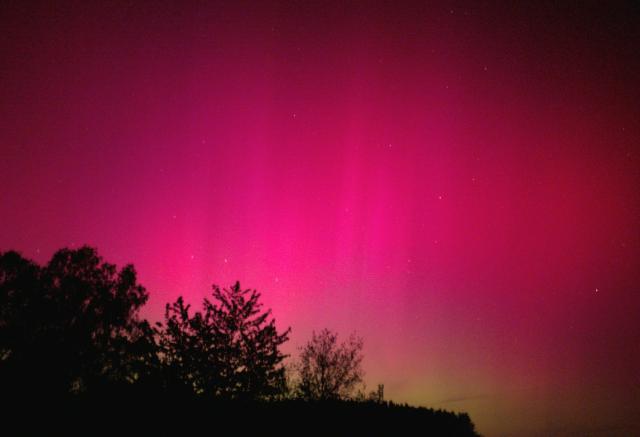 at 22:29 they got a lot brighter, covering half if the sky; even some green visible at the bottom; another 10s exposure