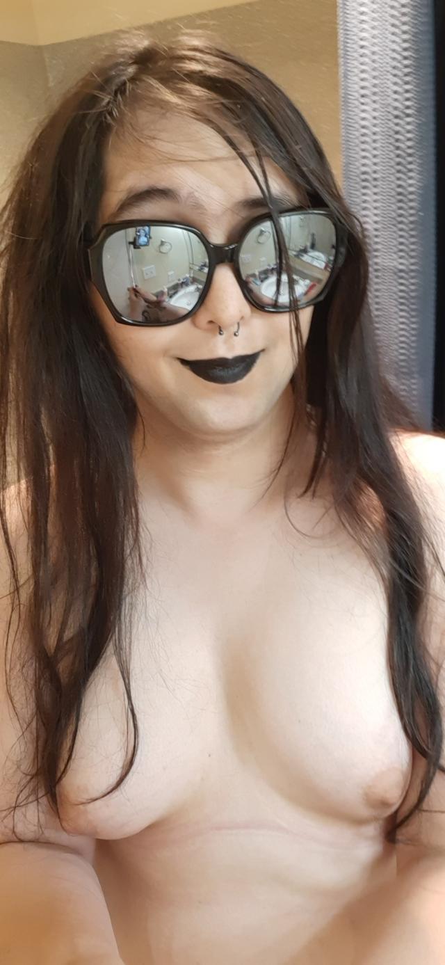 selfie of me vanta enby girl extraordinaire, wearing black eyeliner and lipstick and large silver mirrored sunglasses and nothing else, showing off my rockin vantaboobs