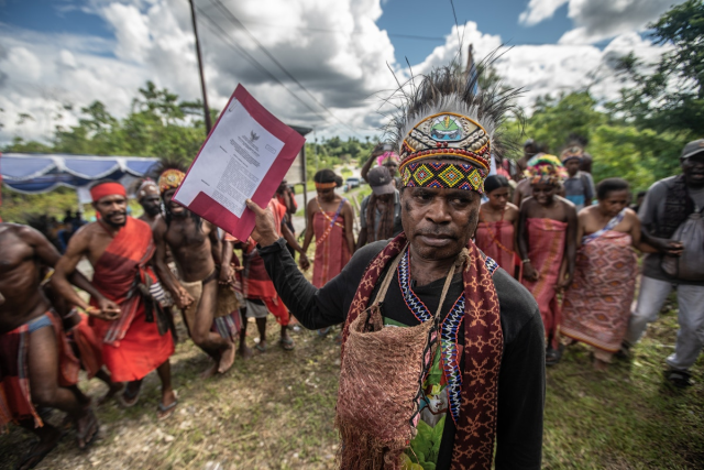 #News: Big #landrights win in #WestPapua by #Indigenous Knasaimos people of #papua. Yet enforcing  rights remains challenging, due to lack of political will the #Indonesian government and persistent merbau #timber and #palmoil #ecocide #Boycottpalmoil https://www.eco-business.com/news/land-rights-win-for-indigenous-peoples-in-southwest-papua-but-challenges-persist/ 
