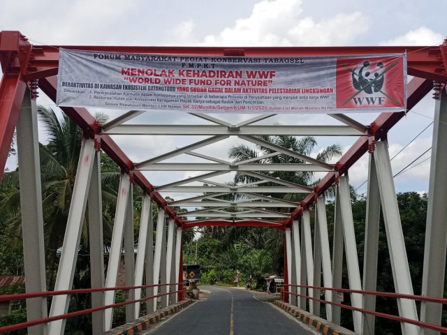 Sign in English: "REJECTING THE PRESENCE OF WWF. 
ACTIVITIES IN THE BATANGTORU ECOSYSTEM AREA HAVE FAILED IN ENVIRONMENTAL CONSERVATION: 
Problems with forest fires in concession areas that are WWF's work areas.
Forest restoration activities by #palmoil co's are only camouflage" via Palapa Indonesia 
https://x.com/INISIATIF_HIJAU/status/1799702745898991623