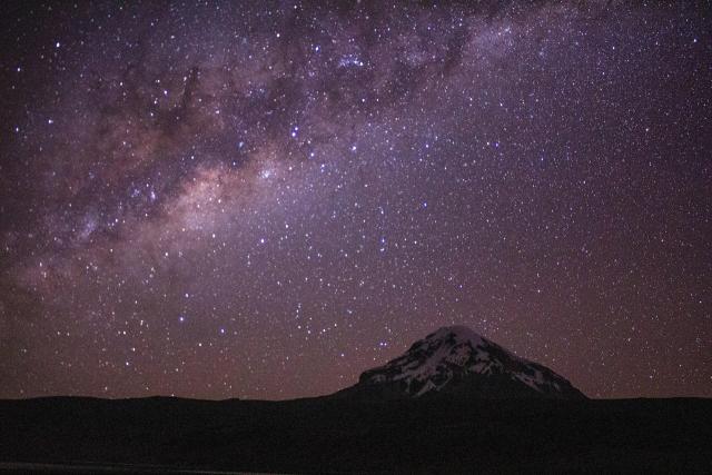 "Via láctea sobre el Sajama."

Ale RaFlo, CC BY-SA 4.0, via Wikimedia Commons.