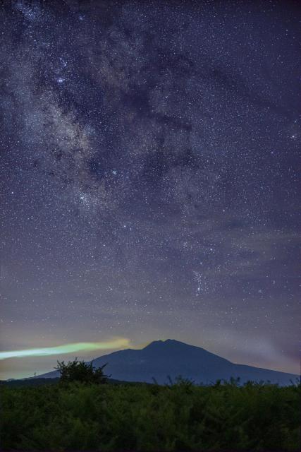 "Il centro galattico della Via Lattea sopra l'Etna."

Vincenzo Miconi, CC BY-SA 4.0, via Wikimedia Commons.